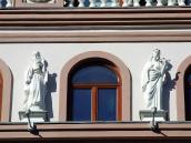 Фрагмент 5-го поверху зі скульптурами…