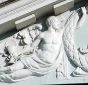 Рельєф «ангела» з чашею