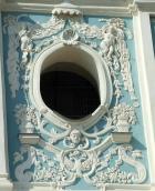 Скульптурний декор вікна