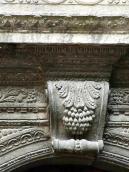 Замковий камінь