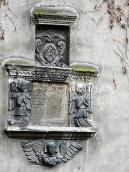 Надгробок у південному дворі