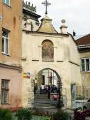 Мури з брамою