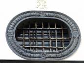 Вікно над лівим порталом