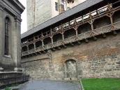 Фрагмент муру у дворі будинку по…