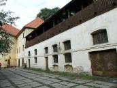 Лівий корпус при брамі