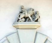 Скульптура над середнім вікном