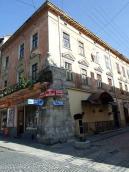 Житловий будинок (№ 11, під левами)