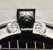 2007 р. Замковий камінь вікна (західне…