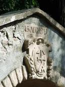 Герб і напис над аркою