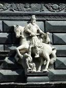 Скульптура св.Мартина над середнім…