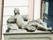 Ліва скульптура (Венера)