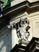 Постать 1 на фронтоні головної нави