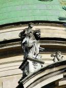 Постать 2 на фронтоні головної нави