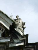 Постать 4 на фронтоні головної нави