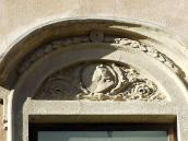 Рельєфний сандрик вікна 2-го поверху