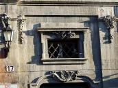 Віконце над порталм