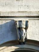 2007 р. Замковий камінь порталу