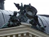 Вінчаюча скульптурна група на…