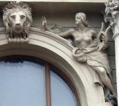 Маскарон і права постать (Музика)