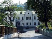 2007 р. Головний фасад на тлі Дальніх…