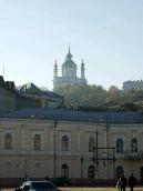 Церква на тлі будинку по Контрактовій…