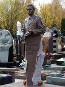 Стела з півпостаттю