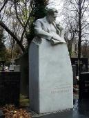 Стела з півпостаттю