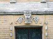 Маскарон вікна 1-го поверху