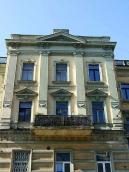 Центральна частина головного фасаду