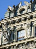 Вікно верхнього поверху + скульптура…