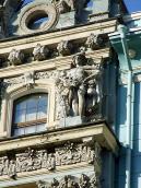 Вікно верхнього поверху + скульптура…