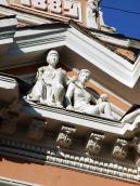 Скульптури в тимпані