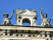 Люкарна зі скульптурами Гермеса і Геї