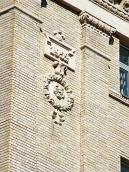 Картуш з датою (1952) на фасаді