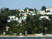 Нижній двір і Ближні печери