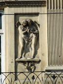 Права ніша з рельєфом