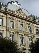 Центральна частина головного фасаду