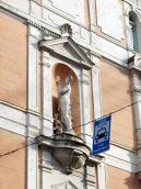 Ніша зі скульптурою