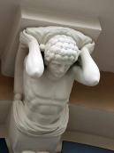 Правий скульптурний кронштейн