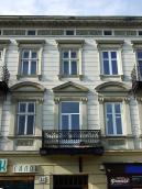 Центральна частина головного фасаду