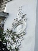 Барельєф на 3-у поверсі (А.Міцкевич ?)