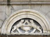 Рельєфний тимпан вікна 2-го поверху