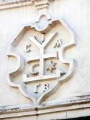 Герб «Курч» на чільній грані…