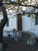 2008 р. Вхід на західному фасаді.…