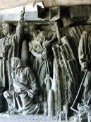 Робітник зі снарядом і дівчина з міною