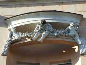 Скульптурна група балкону 5-го поверху