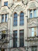 Центральна частина головного фасаду