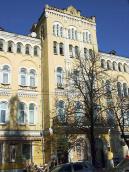 Центральна частина головного фасаду