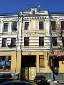 2009 р. Центральна частина фасаду по…