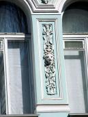 Рельєфна вставка з головою лева